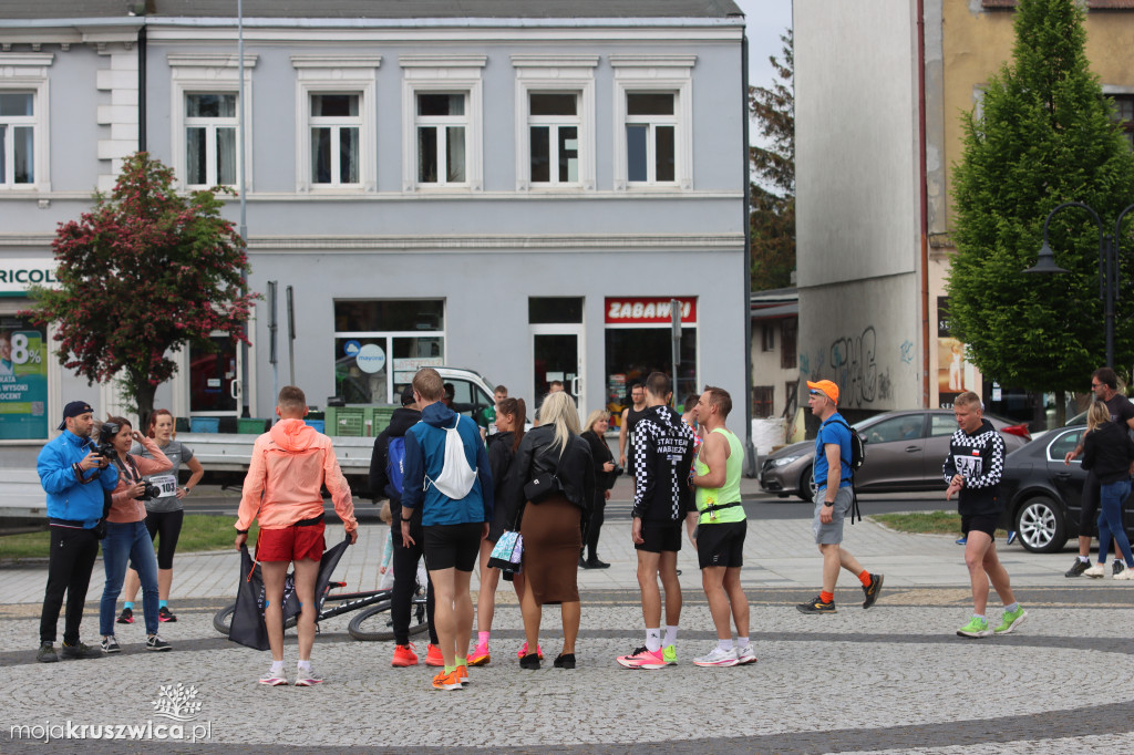  Rozpoczął się Bieg Piastowski z Kruszwicy do Inowrocławia! Uczestnicy są na trasie