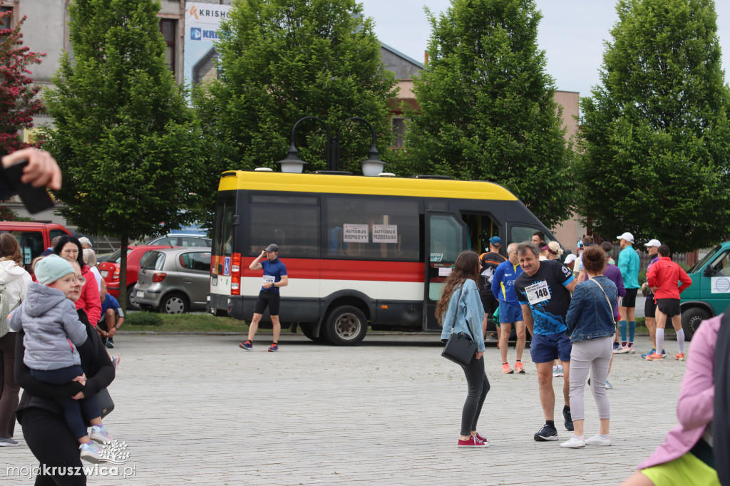  Rozpoczął się Bieg Piastowski z Kruszwicy do Inowrocławia! Uczestnicy są na trasie