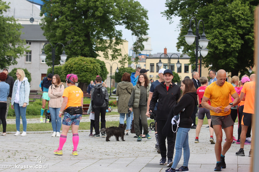  Rozpoczął się Bieg Piastowski z Kruszwicy do Inowrocławia! Uczestnicy są na trasie