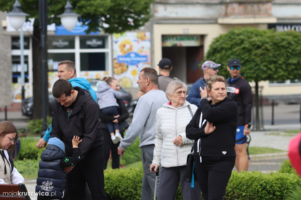  Rozpoczął się Bieg Piastowski z Kruszwicy do Inowrocławia! Uczestnicy są na trasie