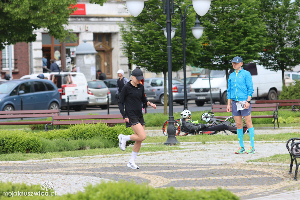  Rozpoczął się Bieg Piastowski z Kruszwicy do Inowrocławia! Uczestnicy są na trasie