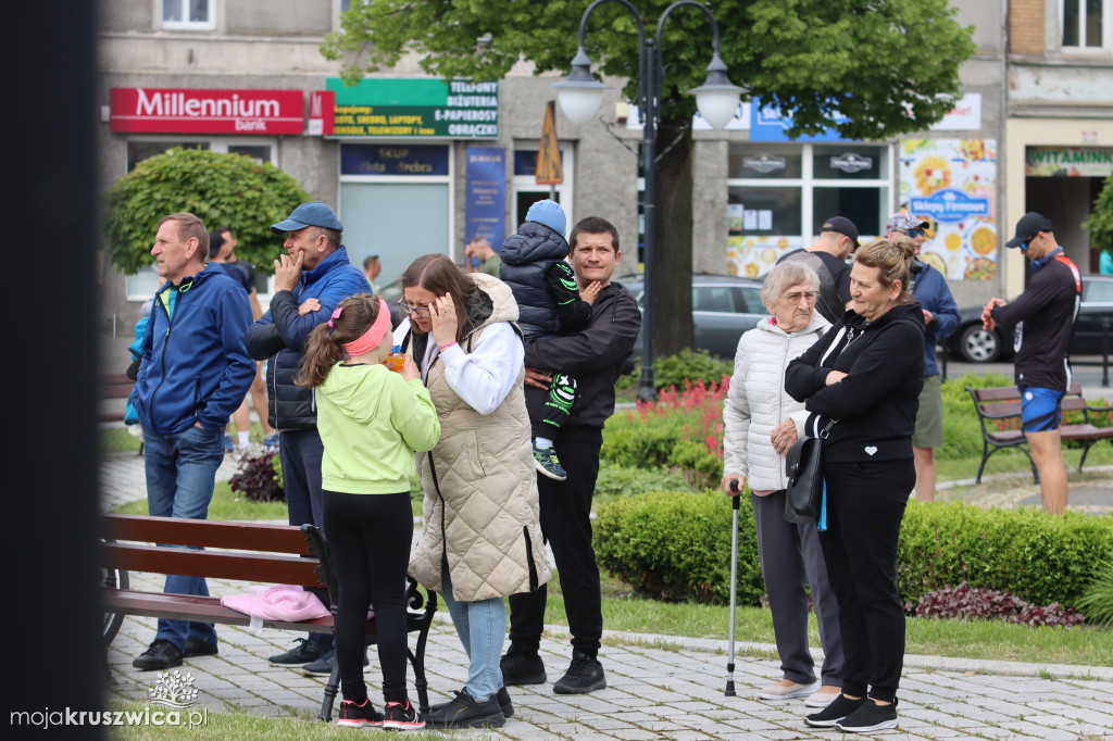  Rozpoczął się Bieg Piastowski z Kruszwicy do Inowrocławia! Uczestnicy są na trasie