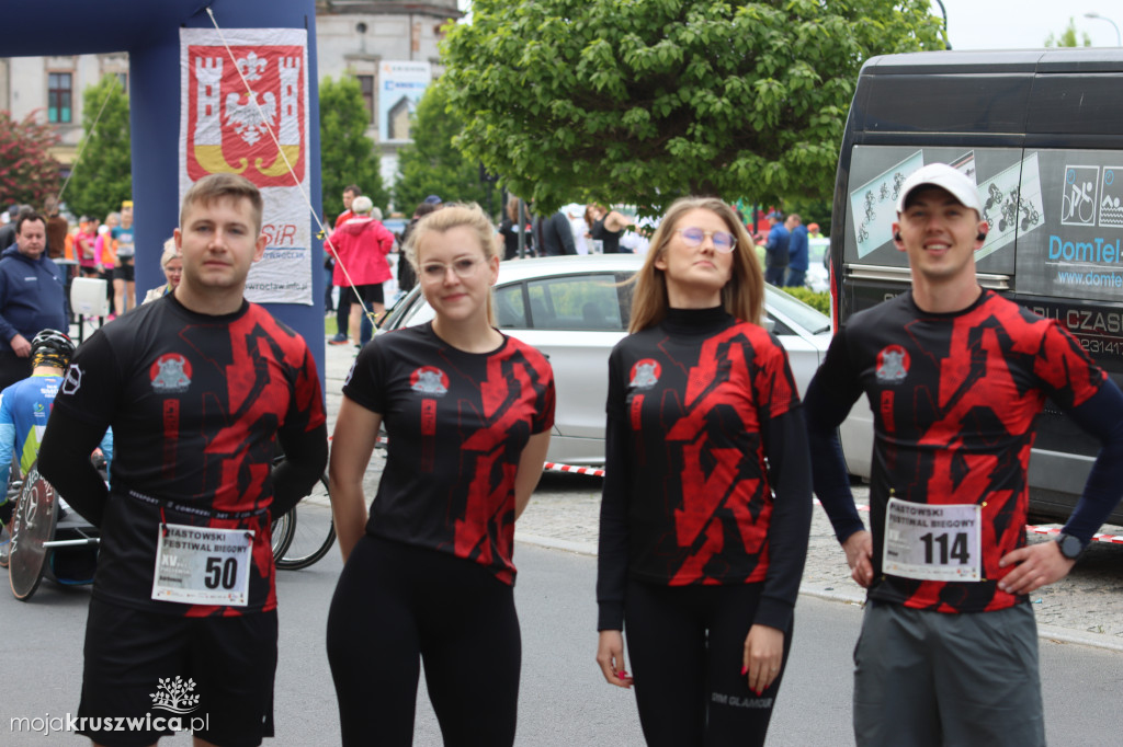  Rozpoczął się Bieg Piastowski z Kruszwicy do Inowrocławia! Uczestnicy są na trasie