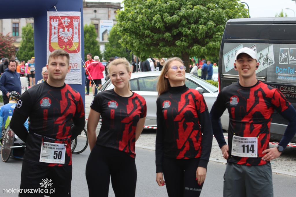  Rozpoczął się Bieg Piastowski z Kruszwicy do Inowrocławia! Uczestnicy są na trasie