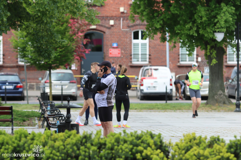  Rozpoczął się Bieg Piastowski z Kruszwicy do Inowrocławia! Uczestnicy są na trasie