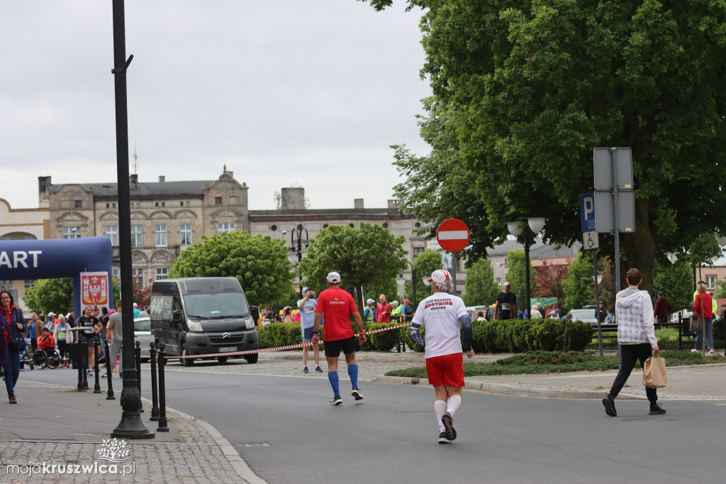  Rozpoczął się Bieg Piastowski z Kruszwicy do Inowrocławia! Uczestnicy są na trasie