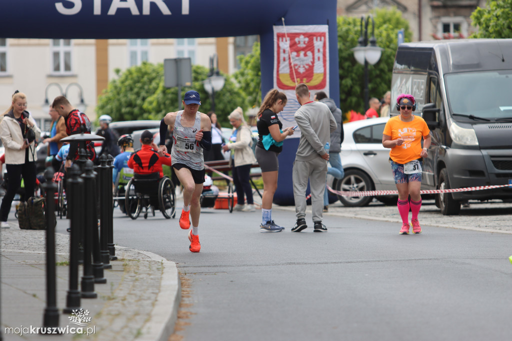  Rozpoczął się Bieg Piastowski z Kruszwicy do Inowrocławia! Uczestnicy są na trasie