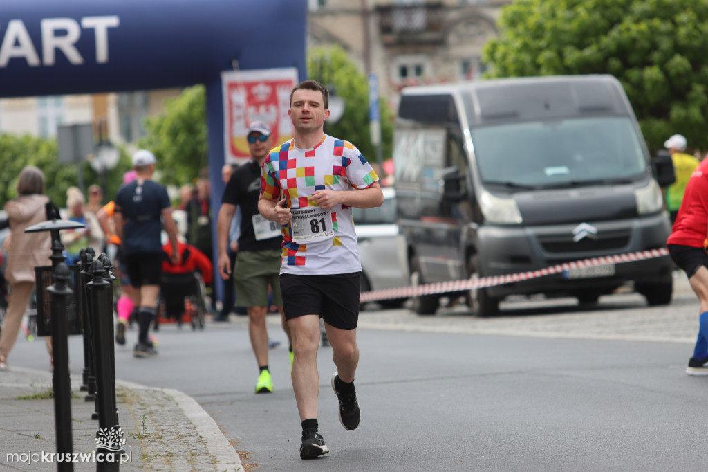  Rozpoczął się Bieg Piastowski z Kruszwicy do Inowrocławia! Uczestnicy są na trasie