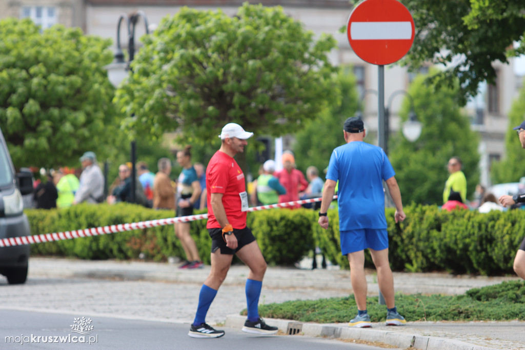  Rozpoczął się Bieg Piastowski z Kruszwicy do Inowrocławia! Uczestnicy są na trasie