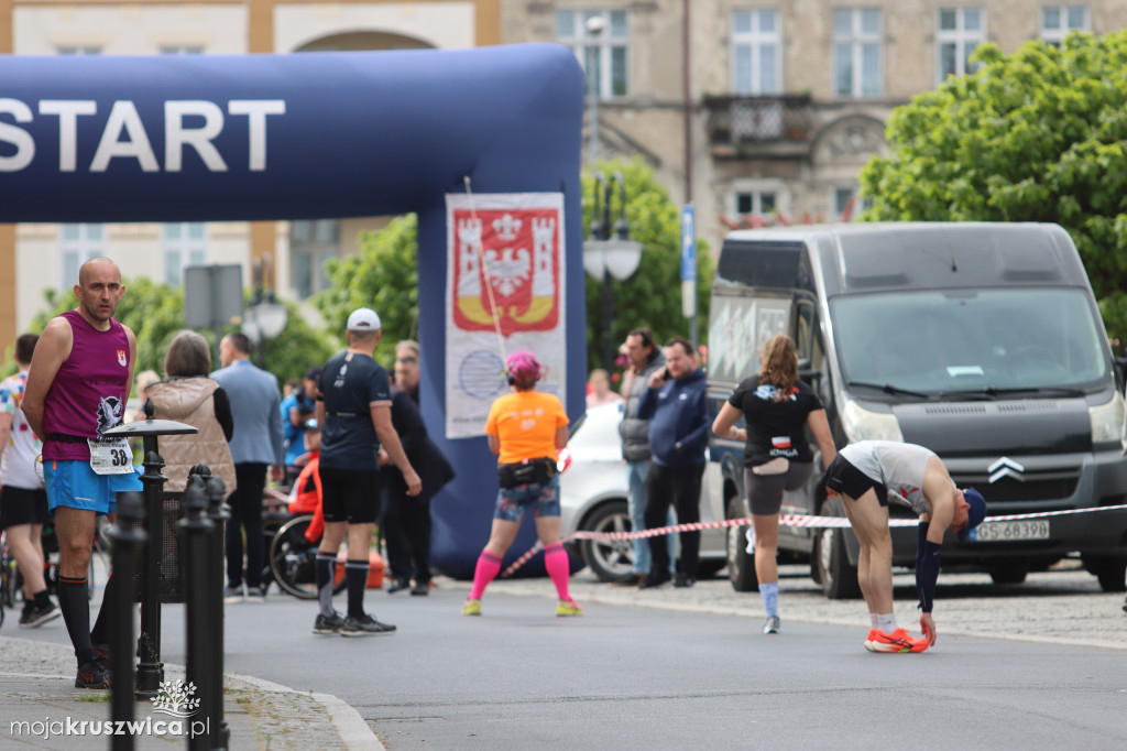  Rozpoczął się Bieg Piastowski z Kruszwicy do Inowrocławia! Uczestnicy są na trasie