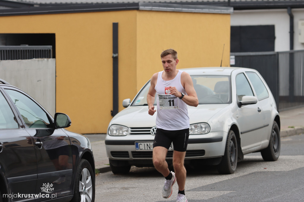  Rozpoczął się Bieg Piastowski z Kruszwicy do Inowrocławia! Uczestnicy są na trasie