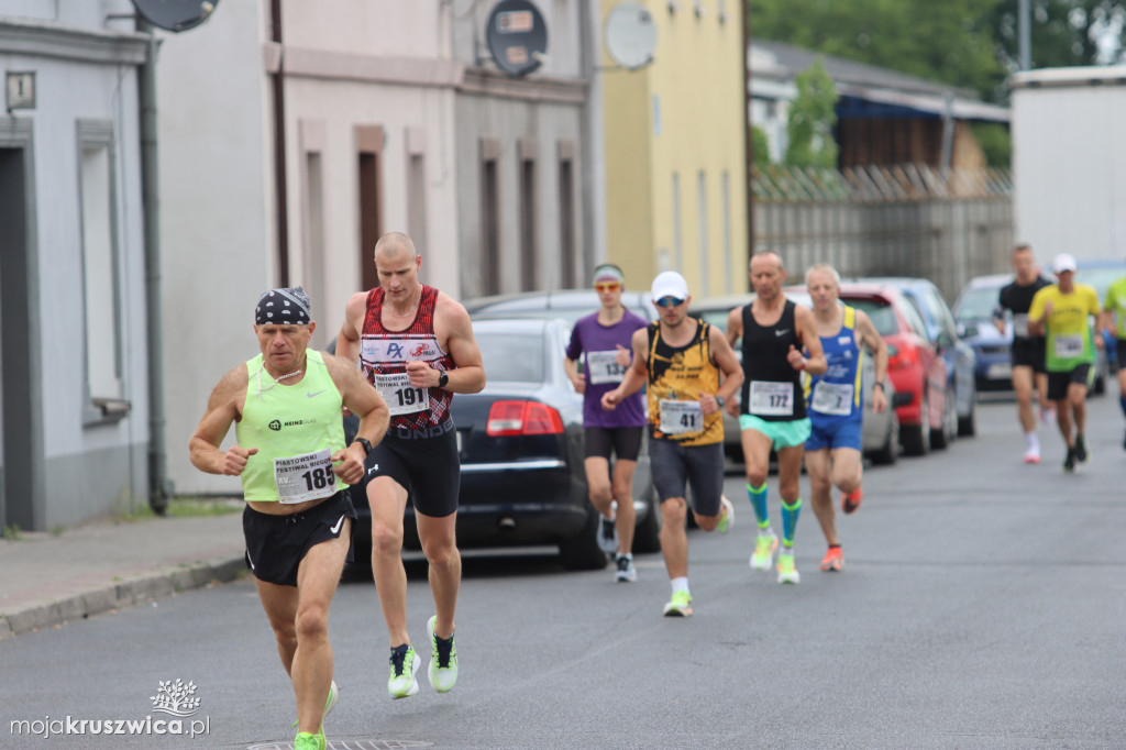  Rozpoczął się Bieg Piastowski z Kruszwicy do Inowrocławia! Uczestnicy są na trasie