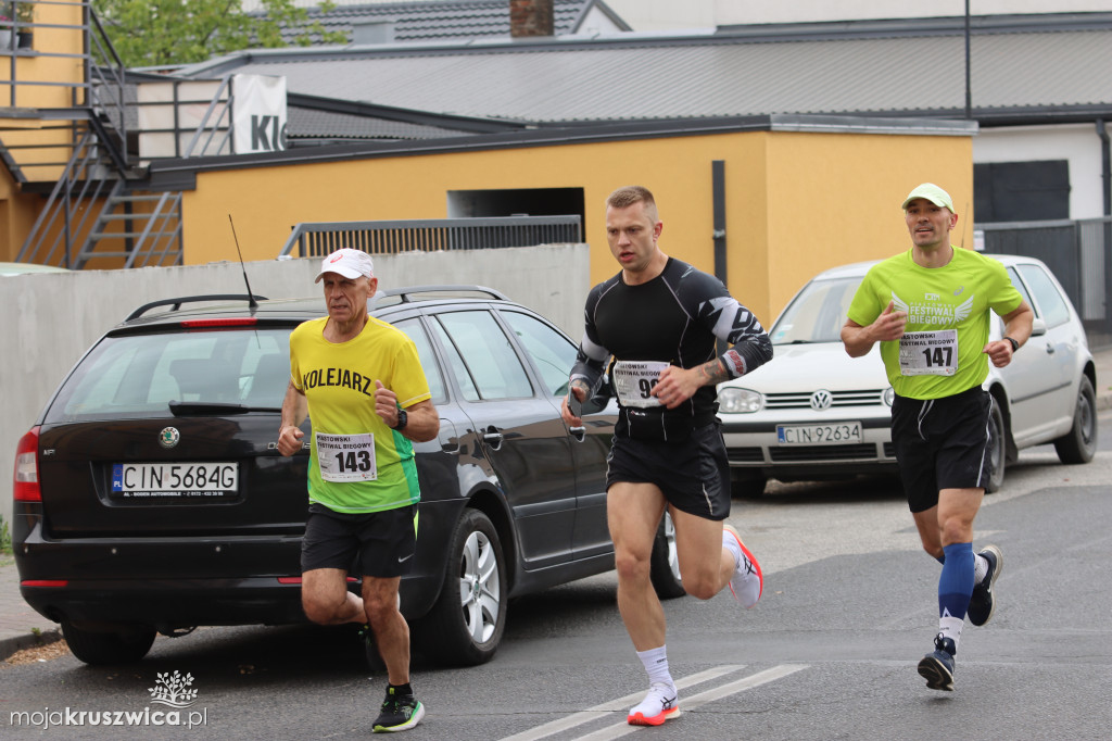  Rozpoczął się Bieg Piastowski z Kruszwicy do Inowrocławia! Uczestnicy są na trasie