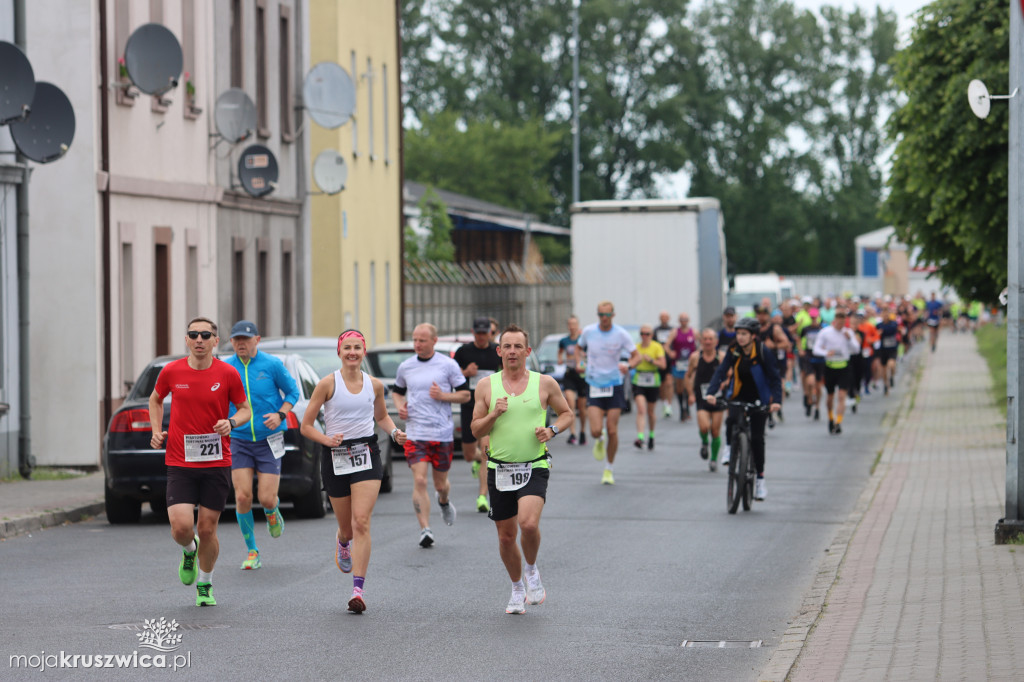  Rozpoczął się Bieg Piastowski z Kruszwicy do Inowrocławia! Uczestnicy są na trasie