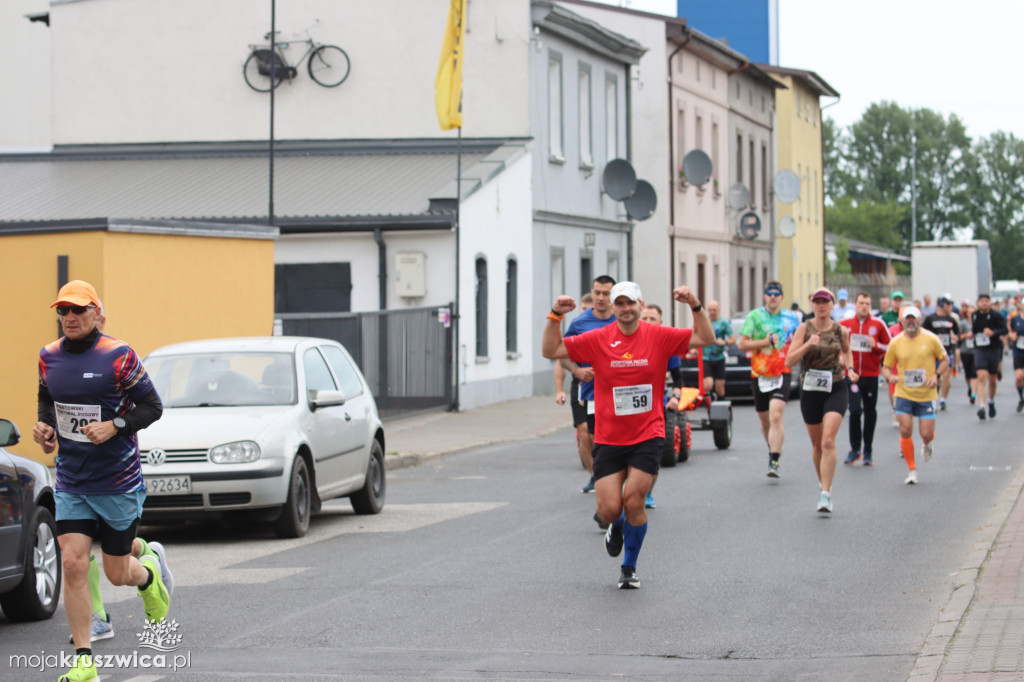  Rozpoczął się Bieg Piastowski z Kruszwicy do Inowrocławia! Uczestnicy są na trasie
