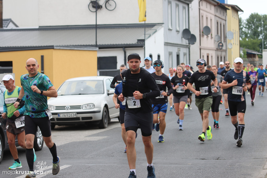  Rozpoczął się Bieg Piastowski z Kruszwicy do Inowrocławia! Uczestnicy są na trasie