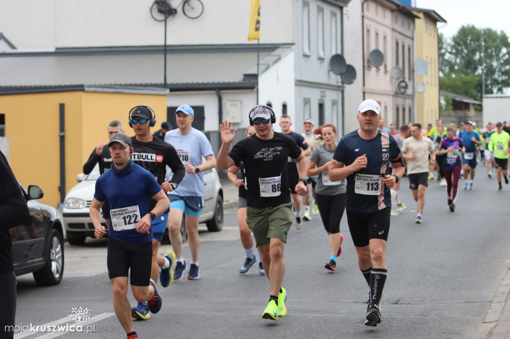  Rozpoczął się Bieg Piastowski z Kruszwicy do Inowrocławia! Uczestnicy są na trasie