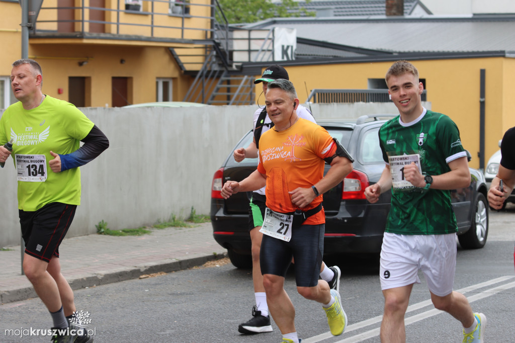  Rozpoczął się Bieg Piastowski z Kruszwicy do Inowrocławia! Uczestnicy są na trasie