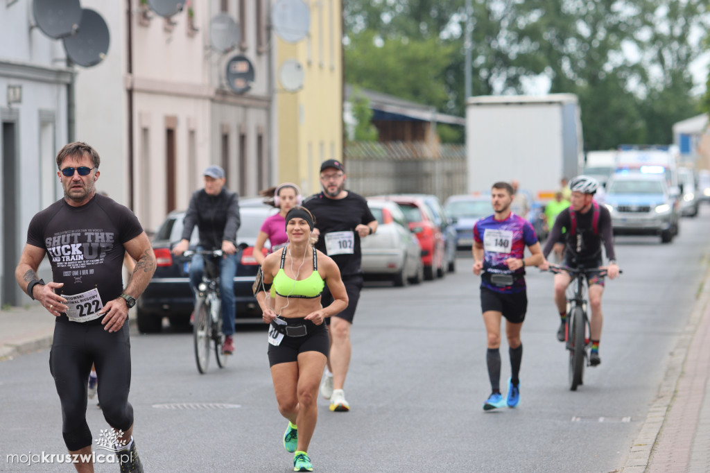  Rozpoczął się Bieg Piastowski z Kruszwicy do Inowrocławia! Uczestnicy są na trasie