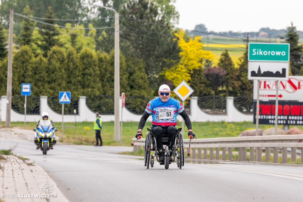  Rozpoczął się Bieg Piastowski z Kruszwicy do Inowrocławia! Uczestnicy są na trasie