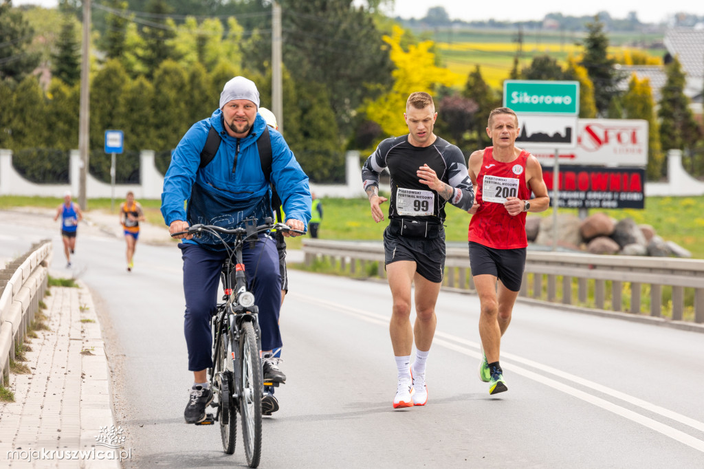  Rozpoczął się Bieg Piastowski z Kruszwicy do Inowrocławia! Uczestnicy są na trasie