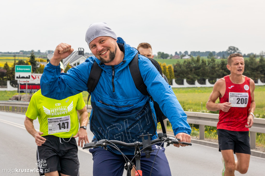  Rozpoczął się Bieg Piastowski z Kruszwicy do Inowrocławia! Uczestnicy są na trasie