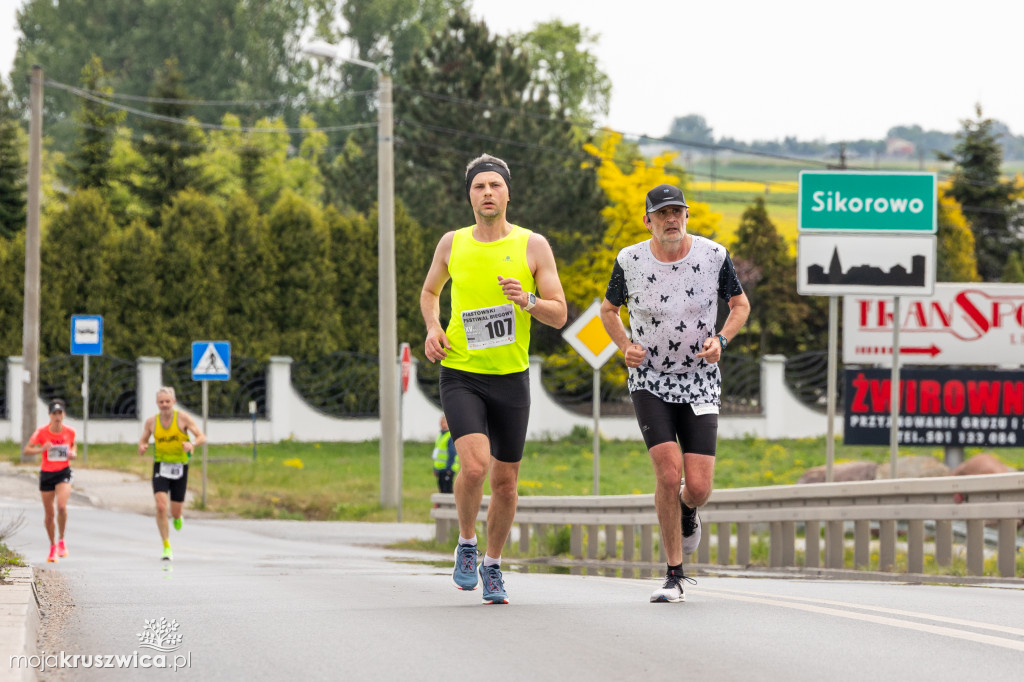  Rozpoczął się Bieg Piastowski z Kruszwicy do Inowrocławia! Uczestnicy są na trasie