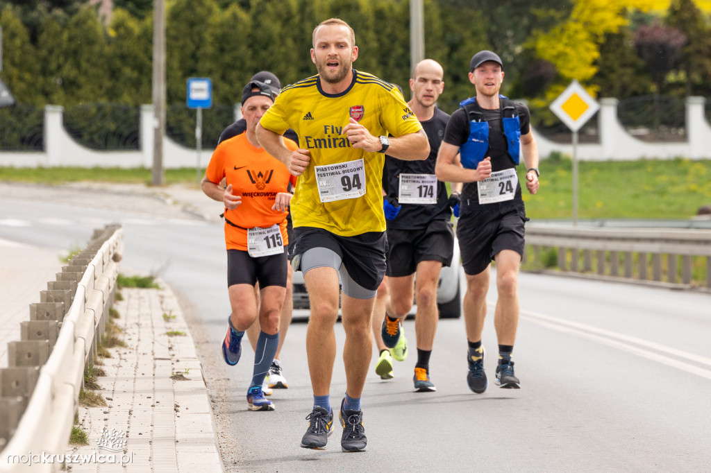  Rozpoczął się Bieg Piastowski z Kruszwicy do Inowrocławia! Uczestnicy są na trasie