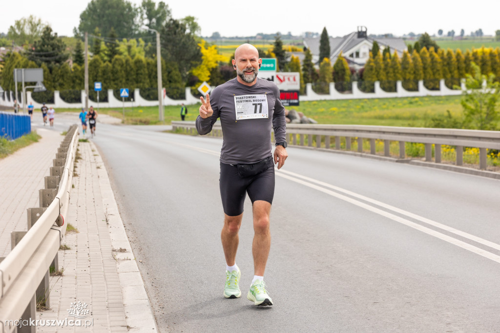  Rozpoczął się Bieg Piastowski z Kruszwicy do Inowrocławia! Uczestnicy są na trasie