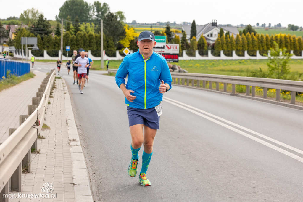  Rozpoczął się Bieg Piastowski z Kruszwicy do Inowrocławia! Uczestnicy są na trasie