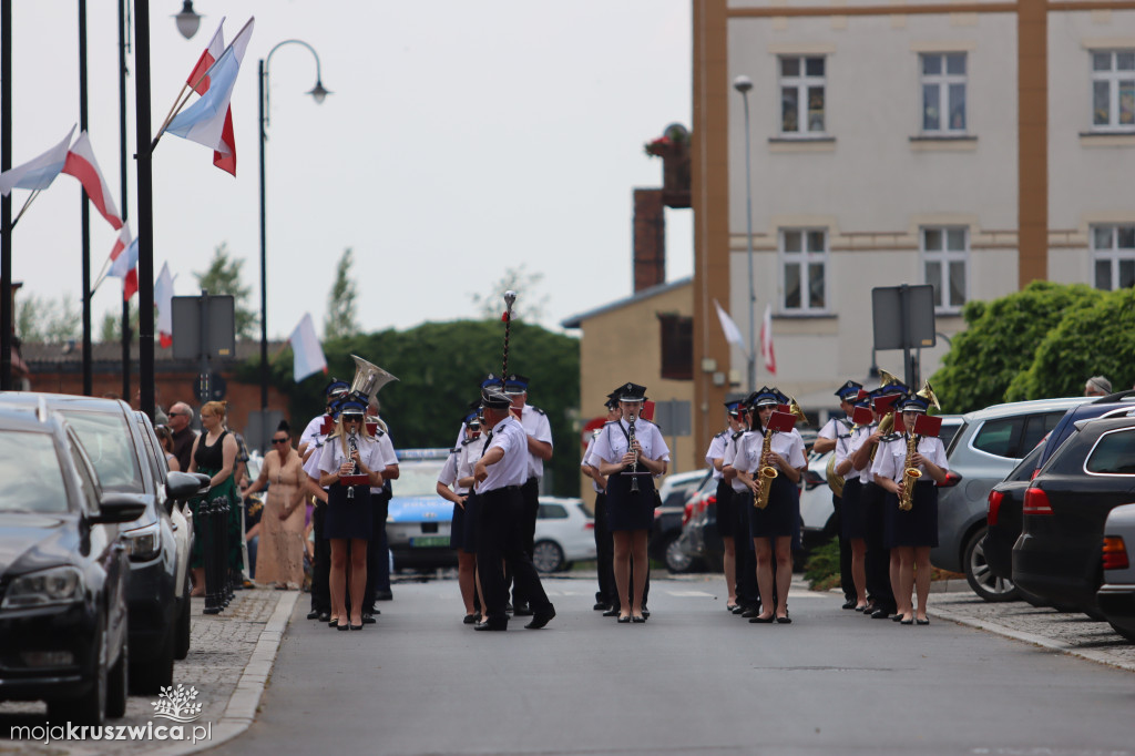 Trwa uroczystość Bożego Ciała w Kruszwicy. Ulicami zmierza procesja [FOTO]