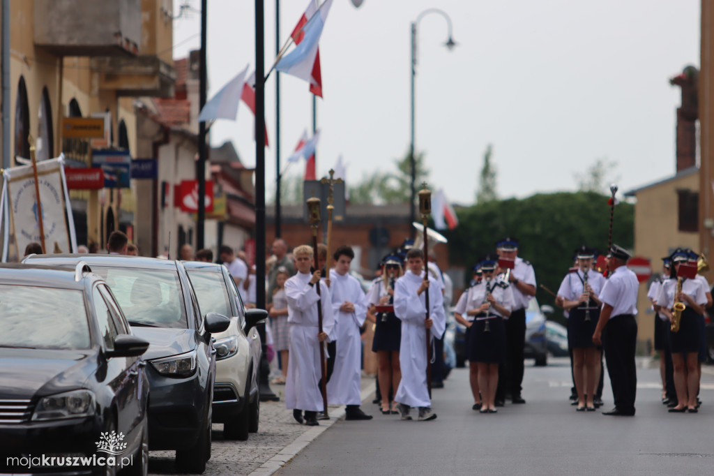 Trwa uroczystość Bożego Ciała w Kruszwicy. Ulicami zmierza procesja [FOTO]