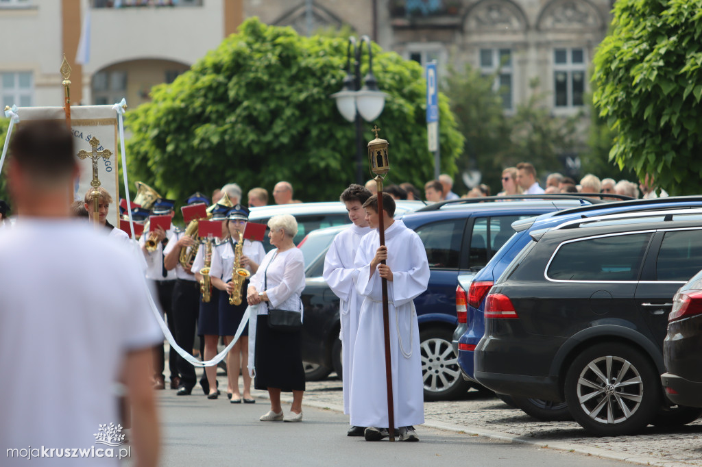 Trwa uroczystość Bożego Ciała w Kruszwicy. Ulicami zmierza procesja [FOTO]