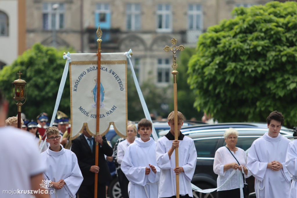 Trwa uroczystość Bożego Ciała w Kruszwicy. Ulicami zmierza procesja [FOTO]