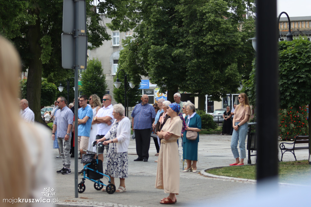 Trwa uroczystość Bożego Ciała w Kruszwicy. Ulicami zmierza procesja [FOTO]