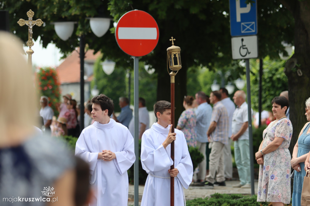 Trwa uroczystość Bożego Ciała w Kruszwicy. Ulicami zmierza procesja [FOTO]