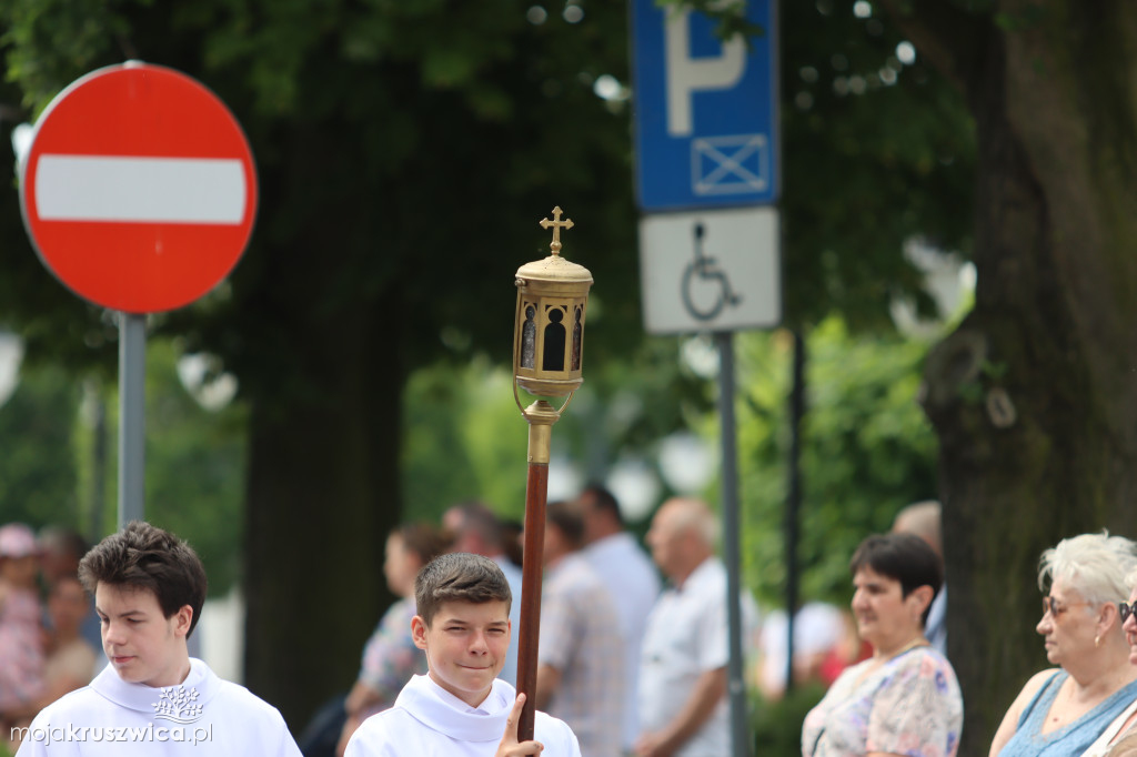 Trwa uroczystość Bożego Ciała w Kruszwicy. Ulicami zmierza procesja [FOTO]