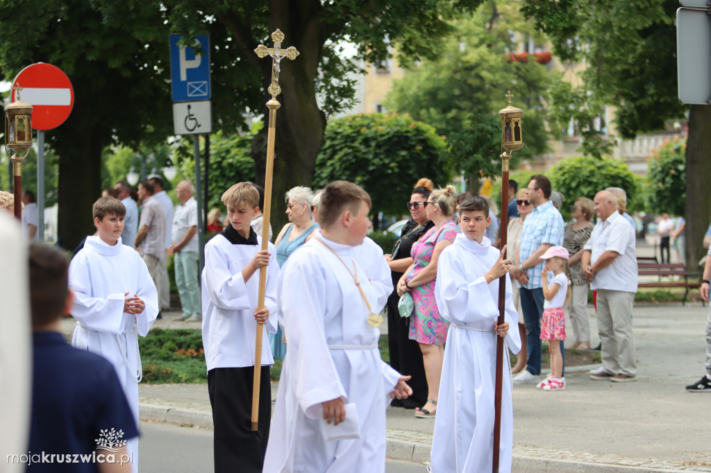 Trwa uroczystość Bożego Ciała w Kruszwicy. Ulicami zmierza procesja [FOTO]