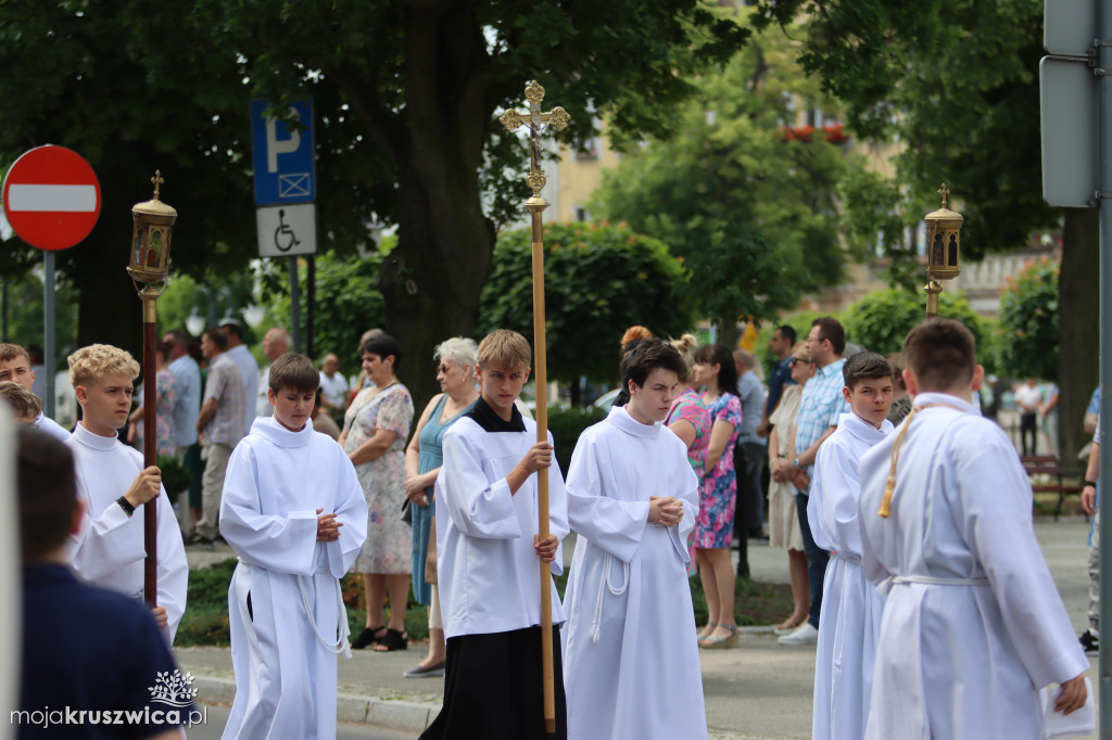 Trwa uroczystość Bożego Ciała w Kruszwicy. Ulicami zmierza procesja [FOTO]