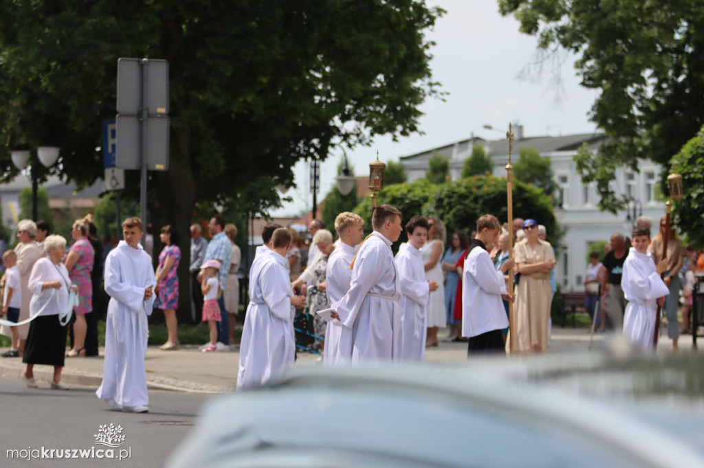 Trwa uroczystość Bożego Ciała w Kruszwicy. Ulicami zmierza procesja [FOTO]