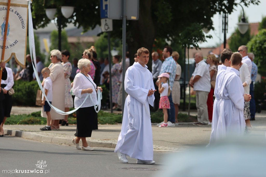 Trwa uroczystość Bożego Ciała w Kruszwicy. Ulicami zmierza procesja [FOTO]