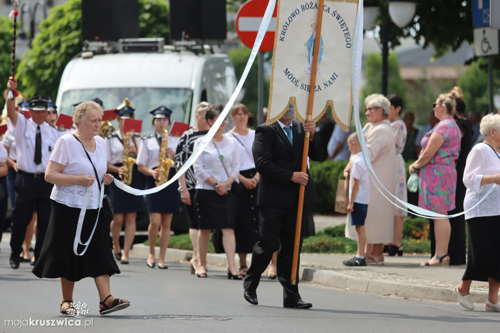 Trwa uroczystość Bożego Ciała w Kruszwicy. Ulicami zmierza procesja [FOTO]