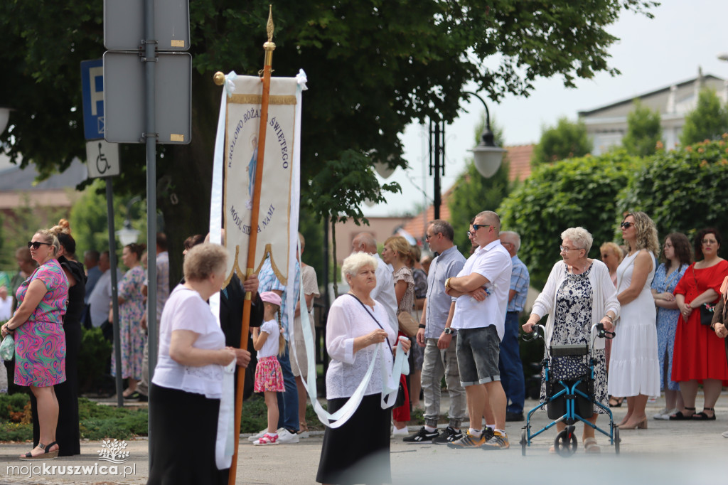 Trwa uroczystość Bożego Ciała w Kruszwicy. Ulicami zmierza procesja [FOTO]