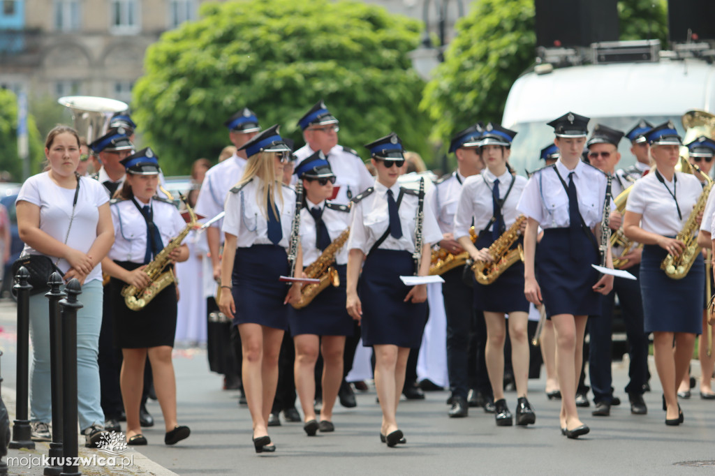 Trwa uroczystość Bożego Ciała w Kruszwicy. Ulicami zmierza procesja [FOTO]