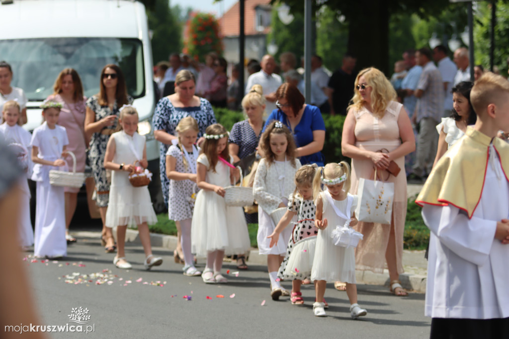 Trwa uroczystość Bożego Ciała w Kruszwicy. Ulicami zmierza procesja [FOTO]