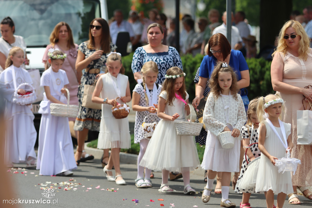 Trwa uroczystość Bożego Ciała w Kruszwicy. Ulicami zmierza procesja [FOTO]