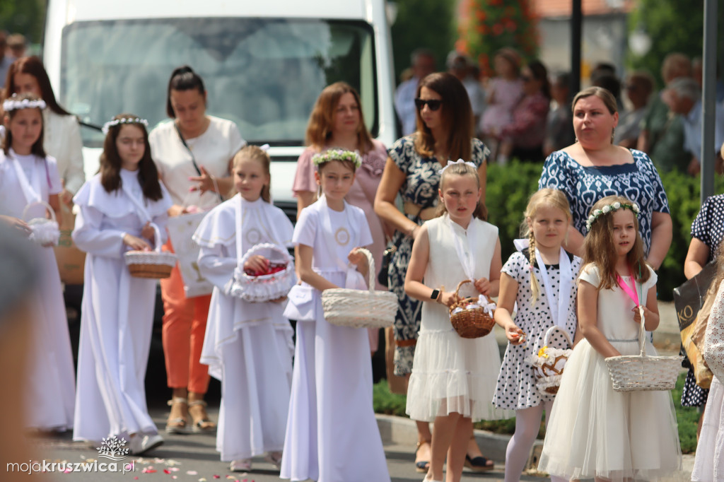 Trwa uroczystość Bożego Ciała w Kruszwicy. Ulicami zmierza procesja [FOTO]