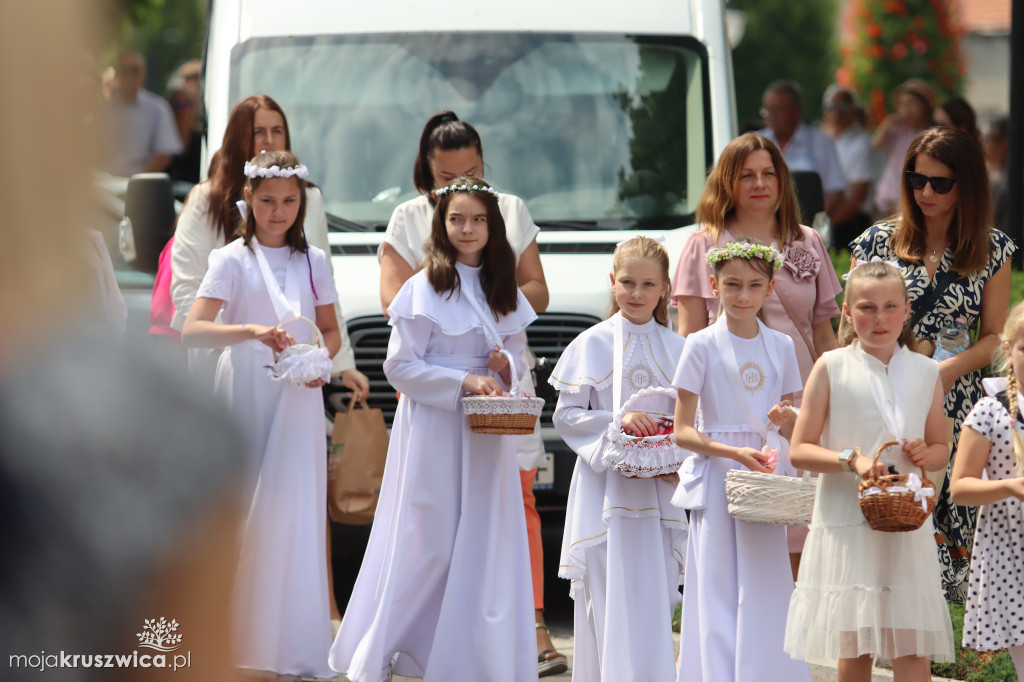 Trwa uroczystość Bożego Ciała w Kruszwicy. Ulicami zmierza procesja [FOTO]