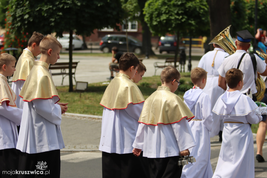 Trwa uroczystość Bożego Ciała w Kruszwicy. Ulicami zmierza procesja [FOTO]