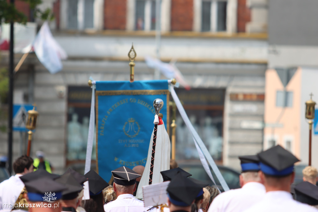 Trwa uroczystość Bożego Ciała w Kruszwicy. Ulicami zmierza procesja [FOTO]